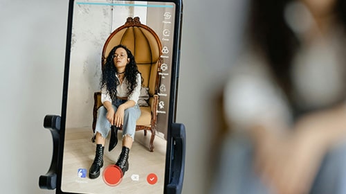 في عالم الأعمال التنافسي اليوم، يعد إنتاج الوسائط أداة أساسية لإشراك الجماهير وتعزيز هوية العلامة التجارية. يغطي إنتاج الوسائط مجموعة واسعة من الخدمات، بما في ذلك التصوير الفوتوغرافي وتحرير الفيديو والرسوم المتحركة والتعليق الصوتي والتصميم الجرافيكي، والت